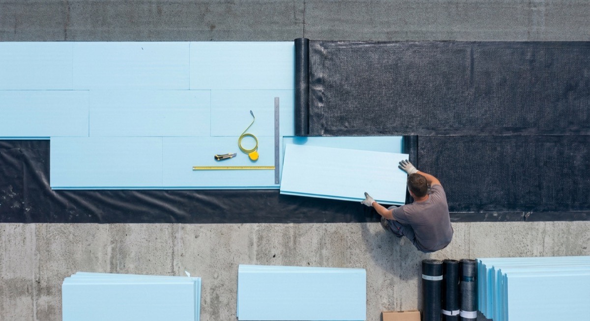 Dachaufbau bei der Flachdach-Sanierung: Betondecke, Dampfsperre, XPS-Dämmung und Abdichtung