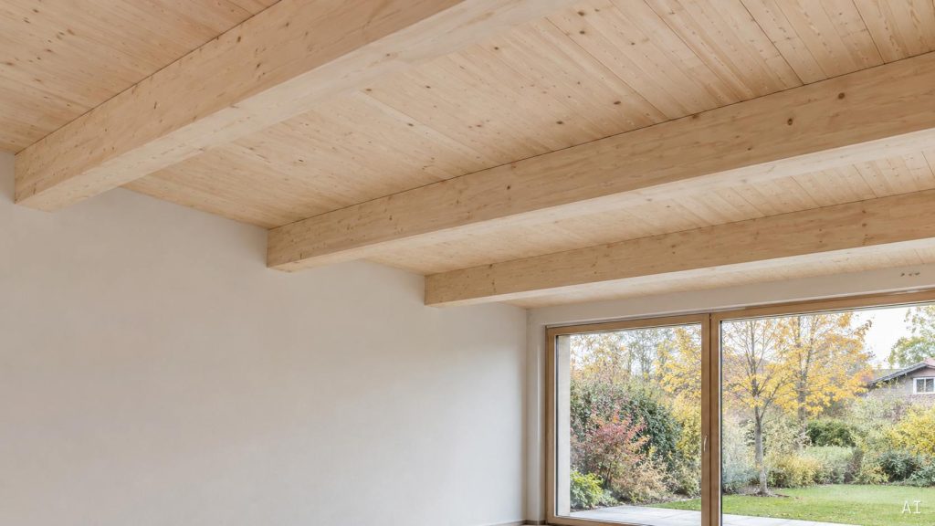 Sichtbare Holzdecke mit parallel verlaufenden Holzbalken in einem Gebäude mit Flachdach.